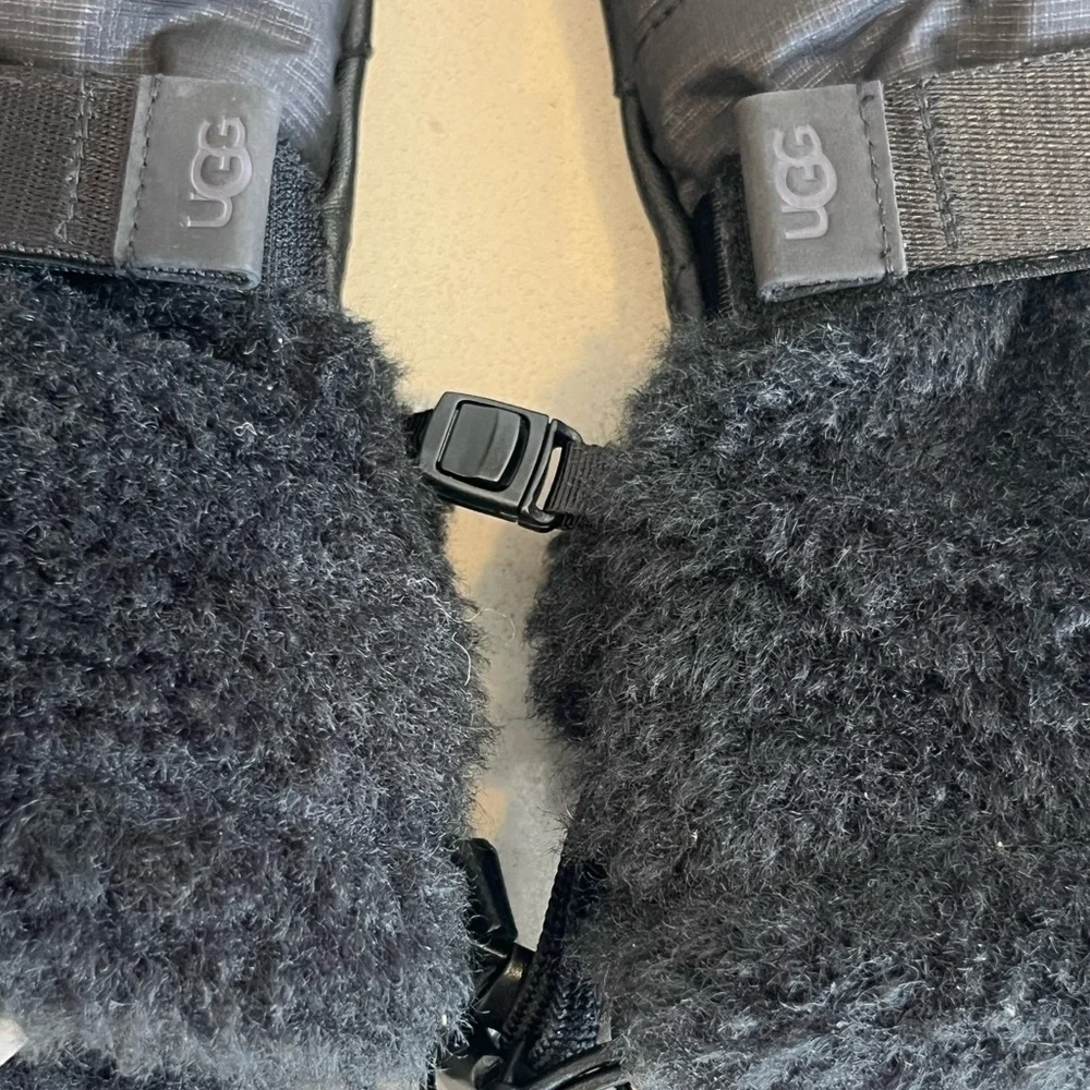 NWT UGG Women’s MetroPeak Gloves Black Leather Faux Fur Size Large